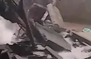 Imagem ilustrativa da imagem Canaleta se rompe e água derruba muro e invade casa em Niterói