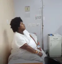 Imagem ilustrativa da imagem Cantora em gravidez de risco emociona dentro de hospital em Niterói