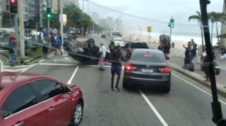 Imagem ilustrativa da imagem Carro capota e deixa ferido na Zona Sul do Rio