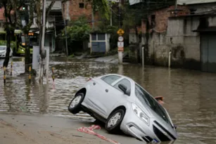 Imagem ilustrativa da imagem Carro é 'engolido' por buraco após alagamento em Niterói