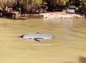 Imagem ilustrativa da imagem Carro é visto boiando em canal da Barra da Tijuca; vídeo