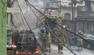 Imagem ilustrativa da imagem Carro em chamas assusta moradores da Zona Oeste do Rio