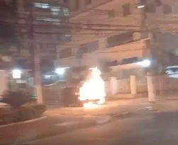 Imagem ilustrativa da imagem Carro pega fogo e atrapalha trânsito em Niterói; veja vídeo