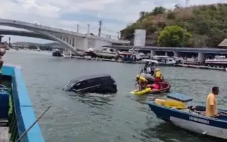 Imagem ilustrativa da imagem Carro perde controle e cai em canal na Região dos Lagos; vídeo