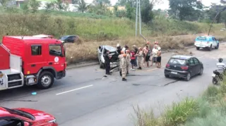 Imagem ilustrativa da imagem Carro sobe canteiro, capota e deixa dois feridos na RJ-104