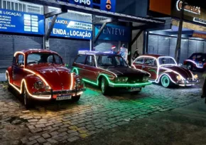 Imagem ilustrativa da imagem Carros antigos são iluminados e desfilam em Niterói; veja vídeo