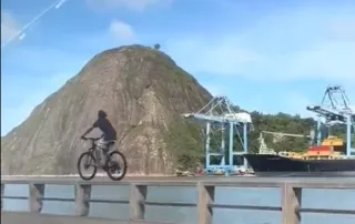 Imagem ilustrativa da imagem Ciclista é flagrado pedalando em mureta de avenida; veja vídeo