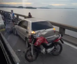 Imagem ilustrativa da imagem Colisão entre carro e moto interdita faixa na Ponte Rio-Niterói