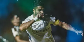 Imagem ilustrativa da imagem Com 'hat-trick' de Suárez, Botafogo toma virada do Grêmio