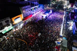 Imagem ilustrativa da imagem Cordão da Bola Preta leva multidão às ruas de Itaboraí