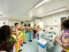 Imagem ilustrativa da imagem Cortejo carnavalesco alegra pacientes do Hospital Azevedo Lima