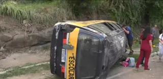 Imagem ilustrativa da imagem Crianças ficam feridas após van escolar cair de barranco