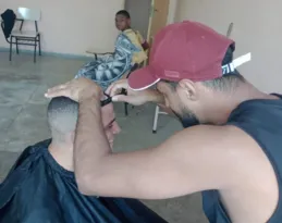 Imagem ilustrativa da imagem Curso de barbeiro abre vagas para moradores de rua em Niterói