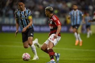 Imagem ilustrativa da imagem De virada, Flamengo perde para o Grêmio e desperdiça vice-liderança