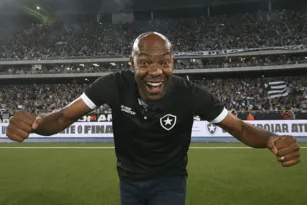Imagem ilustrativa da imagem Desejo dos torcedores, Cláudio Caçapa descarta retorno ao Botafogo