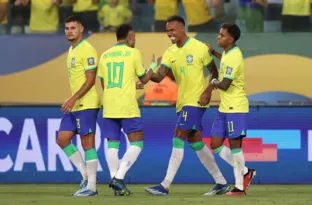 Imagem ilustrativa da imagem 'Desrespeito', diz Fernando Diniz sobre quem jogou pipoca em Neymar
