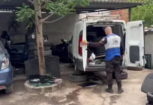 Imagem ilustrativa da imagem Dono de oficina é preso desmanchando carro roubado em Itaboraí