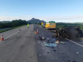 Imagem ilustrativa da imagem Duas pessoas morrem em acidente entre carro e ônibus na BR-101