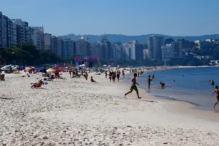 Imagem ilustrativa da imagem Eduardo Paes proíbe recipientes de vidro em praias do Rio