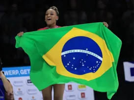 Imagem ilustrativa da imagem Éééééé do Brasil! Rebeca Andrade supera Biles e é campeã do mundo