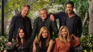 Imagem ilustrativa da imagem Elenco de 'Friends' fala sobre morte de Matthew Perry: 'Família'