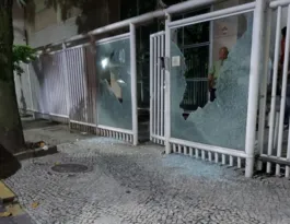 Imagem ilustrativa da imagem Entregador enfurecido quebra vidraça de condomínio no Rio; vídeo