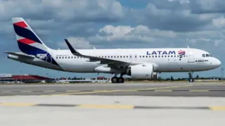 Imagem ilustrativa da imagem Esbarrão de comissária pode ter causado incidente com voo da Latam