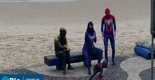 Imagem ilustrativa da imagem Família de 'Homem-Aranha' tieta estátua de Drummond no Rio; vídeo
