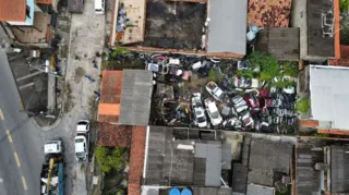 Imagem ilustrativa da imagem Ferro-velho com carros roubados é fechado em São Gonçalo