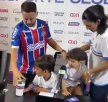 Imagem ilustrativa da imagem Filho de Everton Ribeiro canta hino do Fla em apresentação no Bahia