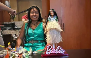 Imagem ilustrativa da imagem Fofura! Indígena brasileira vira Barbie nos 65 anos da boneca