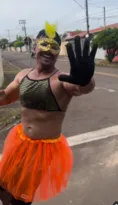 Imagem ilustrativa da imagem Gari bomba na internet trabalhando com fantasia de Carnaval; vídeo