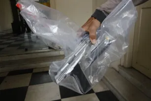 Imagem ilustrativa da imagem Guarda que ameaçou professor em Niterói tinha mais armas em casa