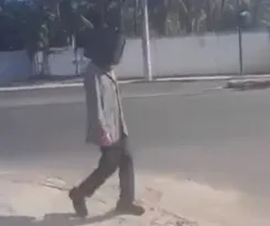 Imagem ilustrativa da imagem Homem com 'cabeça de tv' é visto andando no Rio; vídeo