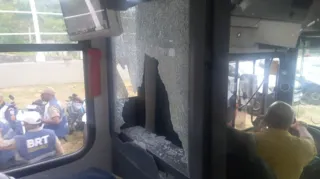 Imagem ilustrativa da imagem Homem é preso após quebrar vidro de ônibus do BRT