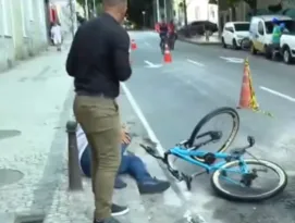 Imagem ilustrativa da imagem Homem finge queda em buraco em rua do Rio, e vídeo viraliza