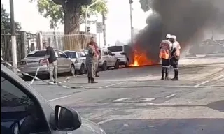 Imagem ilustrativa da imagem Homem que ateou fogo em carro em Niterói seria morador de rua