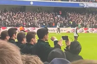 Imagem ilustrativa da imagem Homens escovam os dentes durante jogo e desagradam torcedores