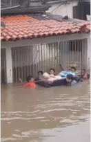 Imagem ilustrativa da imagem Idoso é resgatado de casa durante alagamento no Rio; vídeo