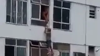 Imagem ilustrativa da imagem Idoso morre após cair de janela de apartamento; vídeo