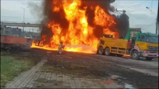 Imagem ilustrativa da imagem Imagens mostram carreta pegando fogo durante retirada na BR-101