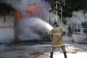 Imagem ilustrativa da imagem Incêndio destrói três lojas dentro de galpão em São Gonçalo