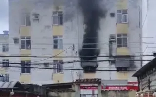 Imagem ilustrativa da imagem Incêndio em prédio deixa criança de 5 anos e casal feridos; vídeo