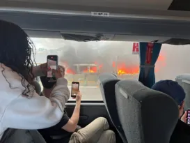 Imagem ilustrativa da imagem Inferno na Ponte! Carro com motohome pega fogo no sentido Niterói