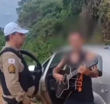 Imagem ilustrativa da imagem Inusitado! Motorista embriagado vira 'cantor' após ser preso; vídeo