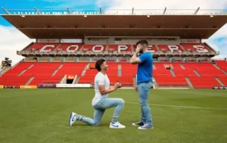 Imagem ilustrativa da imagem Jogador de futebol pede namorado em casamento em estádio