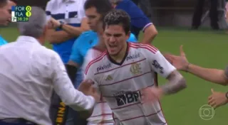 Imagem ilustrativa da imagem Jogador do Flamengo brinca após aperto de mão com Tite; vídeo