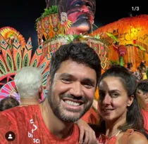 Imagem ilustrativa da imagem Jornalistas da Globo assumem namoro na Marquês de Sapucaí