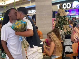 Imagem ilustrativa da imagem Jovem é pedido em casamento dentro de shopping em Niterói
