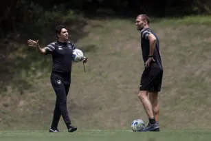 Imagem ilustrativa da imagem Júnior Santos elogia Lúcio Flávio e Carli no Botafogo: 'Deu certo'